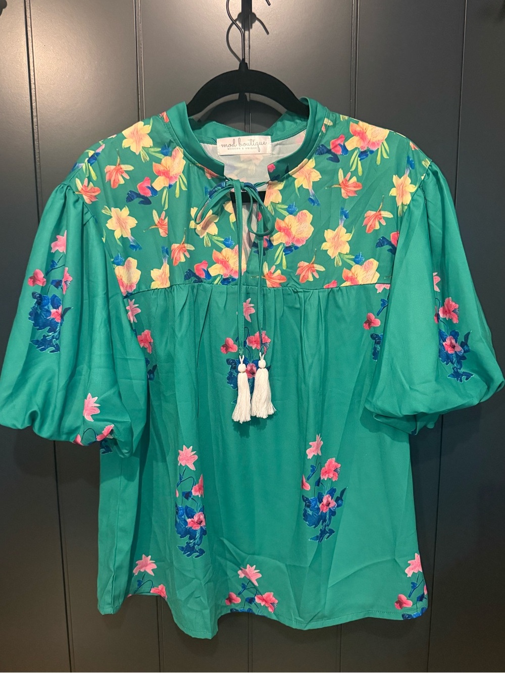 🌺 Mod Boutique Green Floral Embroidered Peasant Top Boho Chic 🌼